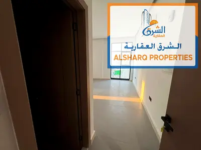اغتنم فرصة السكن في بناية جديدة – أول ساكن على كورنيش عجمان، بشقة عصرية بتشطيبات راقية وموقع استثنائي قريب من جميع الخدمات مع سهولة الوصول إلى الشارقة