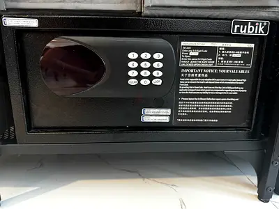 Small electronic hotel-style safe (Rubik) - good working condition