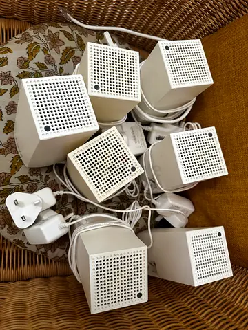 Lot of 7 Linksys Wi‑Fi mesh / range extender cubes with power adapters. Wifi 5