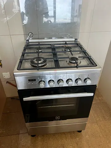Electrolux stainless steel 4-burner gas cooker with oven - good condition