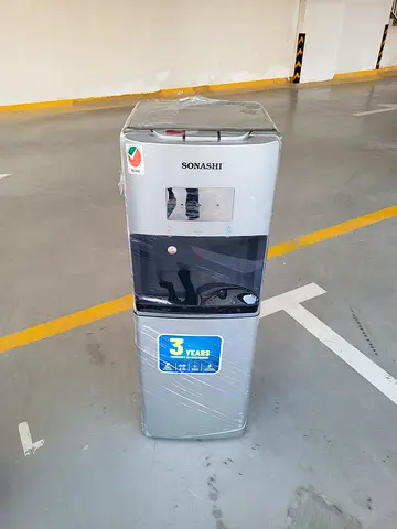 Bottom load water dispenser
