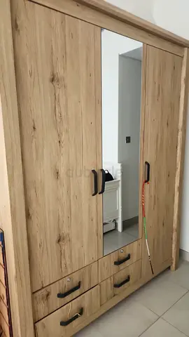 Three-door mirrored wardrobe in oak finish with drawers