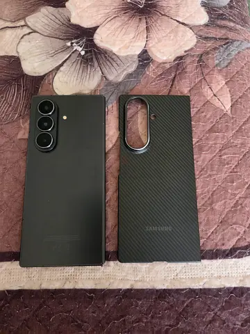 Samsung Galaxy smartphone with spare back cover - good condition
