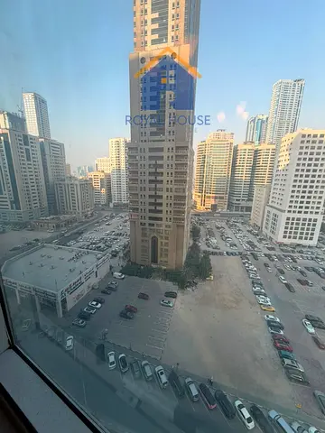 للبيع شقة مميزة تتكون من غرفتين وصالة، تتمتع بإطلالة مفتوحة وموقع حيوي، مع موقف سيارة خاص، داخل برج يوفر مجموعة متكاملة من الخدمات والمرافق.