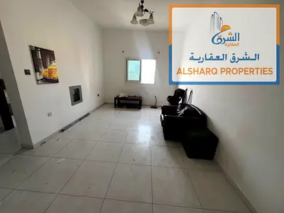 Un appartement spacieux d'une chambre avec salon, comprenant une chambre principale et deux salles de bains, avec des agencements excellents et des fi