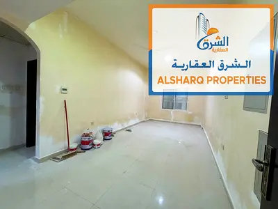 شقة بغرفة نوم واحدة وصالة في منطقة المويهات 1، الطابق الأرضي، مكيف مركزي، بالقرب من مركز شروق التجاري، بسعر 27 ألف درهم إماراتي.