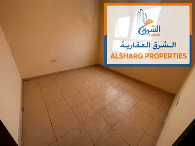 شقة غرفة وصالة بصالة منفصلة ومساحة كبيرة، مع تكييف أسبلت وصيانة على المالك. تقع الشقة في موقع مميز بالقرب من شارع الكويت