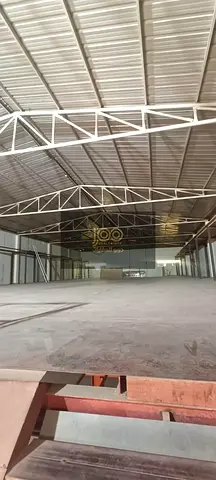 واسع للتخزين، مع ميزانين يوفر مساحة إضافية وموقع مميز على شارع رئيسي