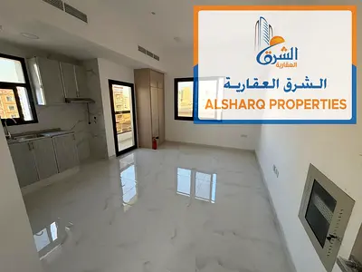 استوديو أول ساكن في العالية، بلكونة، خزائن بالحائط، تكييف مركزي، موقع مميز وسهولة الوصول إلى الشارقة ودبي.
