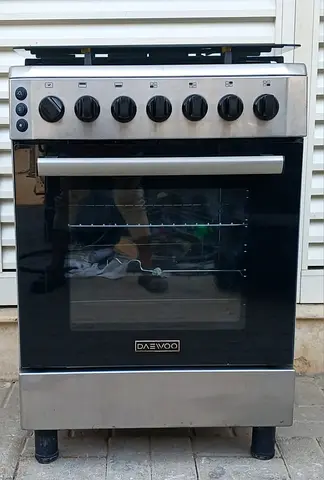 Daewoo size 60x60cm, gas cooker, condition perfect working all 4 burners and oven.