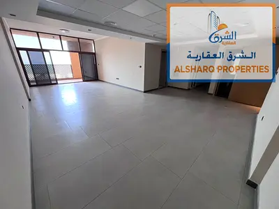 غرفتان وصالة بشارع المينا، مساحة كبيرة، بلكونة بإطلالة ممتازة، 3 حمامات، غرفة ماستر، خزائن حائط، تكييف مركزي، صيانة على المالك.