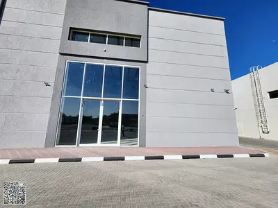 مجمع تجاري مكون من محلات تجارية وشبرات متعدده مساحة كبيرة مناسب لكافة الانشطة التجارية