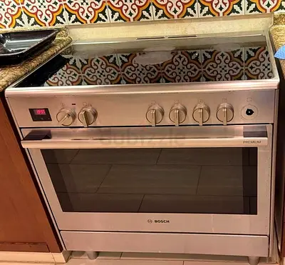 Bosch freestanding electric cooker with glass hob - good working condition.  Tray missing.