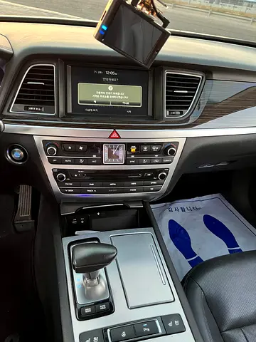 2017 Genesis G80 thumbnail 18