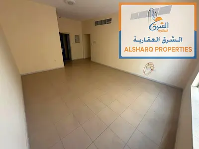 شقة غرفتين وصالة على كورنيش عجمان، ثاني صف من الكورنيش، إطلالة بحرية، بلكونة، 2 حمام، مساحة واسعة، موقع مميز على الكورنيش.