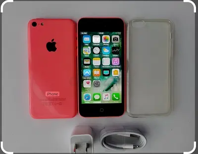 iPhone 5c 32GB (Pink) with charger, cable and clear case - Good working condition