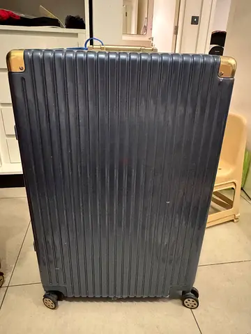 Large hard-shell roller luggage suitcase with 4 wheels - used -Size: 28