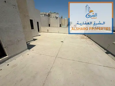 3 bedrooms and a living room with a large roof terrace at the lowest prices. Excellent location. Central air conditioning. Built-in wardrobes. Flexibl