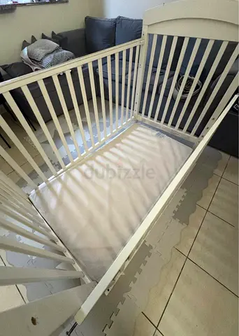 Baby Crib with side beddings