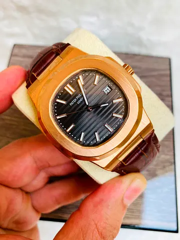 This Patek Philippe Nautilu automatic watch 41 mm in 18K rose gold features a horizontally emboss
