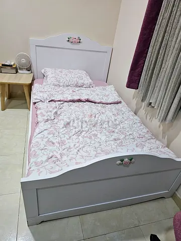 Single white wooden bed 120x200cm with mattresse - good condition