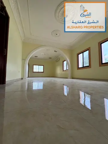 **فيلا فاخرة للإيجار السنوي | الرفاعة – كورنيش الشارقة** فيلا سكنية فاخرة تقع في منطقة الرفاعة على كورنيش الشارقة، بموقع استثنائي على زاوية