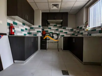 LUXURY FALAT 2 BHK 2 WASHROOM WITH BULCONEY RENT ONLY 90K ( 4 CHAQ PAYMENT ) PARIM LOCATION AREA