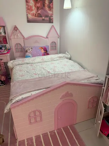 Royal Story single bed set with dresser and nightstands