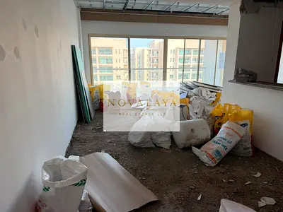 غرفة نوم مجددة تضم غرفتي نوم وغرفة دراسة | Al Thayyal 2 | إطلالة على المسبح والمجتمع