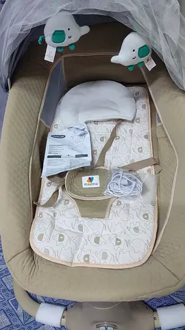 New Mastela baby swing but some holes on the net