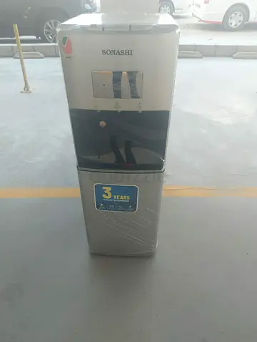 Bottom loud water dispenser