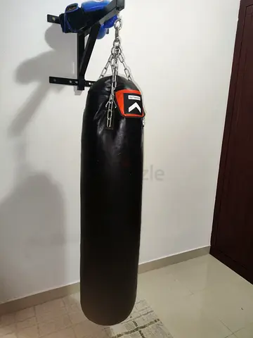 Outshock Heavy punching bag with wall mount and punching gloves - perfect condition