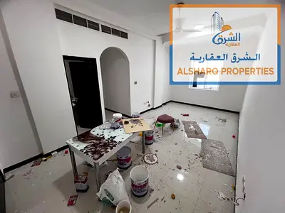 غرفتين وصالة في الروضة شارع الشيخ عمار، حمامين وتكييف مركزي وموقع خدمي
