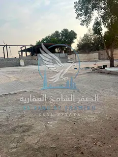 Prime yard for rent in Al Sajaa, 20,000 sq.ft, corner location, 2 offices, 3 rooms, 3 kitchens, 5 ba