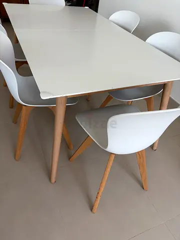 BoConcept extendable table  with 6 Matching Chairs - Light Oak Legs
