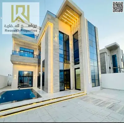 فيلا فاخرة بمساحة كبيرة وتصميم راقٍ مع مسبح وشلال ومصعد بانوراما – تحفة معمارية لا تُعوّض!