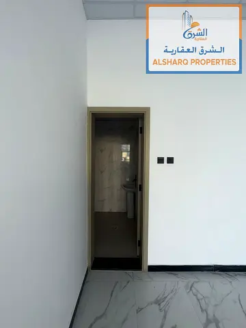Brand new shop – first tenant. A mezzanine level is possible; staircase construction is at the tenant's expense. With a clear storefront and excellen