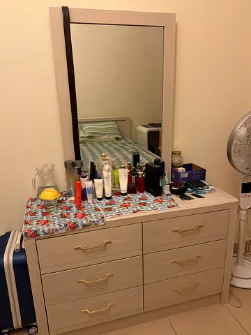 Light wood dresser with mirror - 6-drawer vanity in good condition