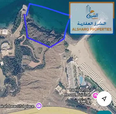 قطعة ارض بكورنيش الفجيره علي البحر مباشرة ١٦٠ الف قدم تصلح لمنتجع سياحي فاخر