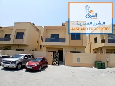 تفاصيل الفيلا: 📐 مساحة الأرض: 3,014 قدم² مساحة البناء: 4,000 قدم² باركينج خارجي 5 غرف نوم مجلس واسع صالة كبيرة روف واسع في الدور الأخير بل