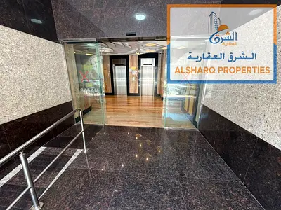 Two-bedroom master bedroom apartment with a spacious and excellent living room, balcony with a sea view, comfortable living room, and free parking for