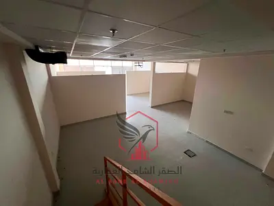 فرصة مميزة للاستثمار ,معرض للايجار في الصناعية 4 مع 2 حمام بمساحه1392 قدم مربع, 2 طابق, باركنات مجانية , موقع استراتيجي