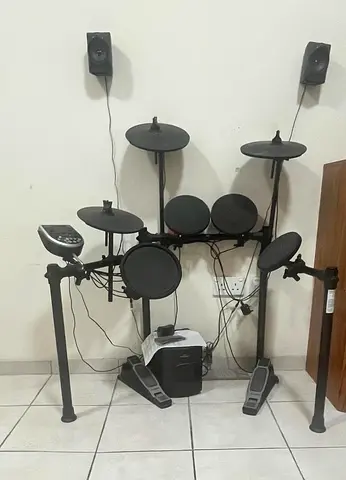 Roland-style electronic drum kit with module and pedals - good working condition