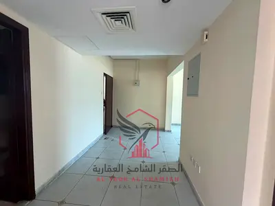 شقة واسعة من غرفتين  وصالة للإيجار مع بلكونة وإطلالة مفتوحة
