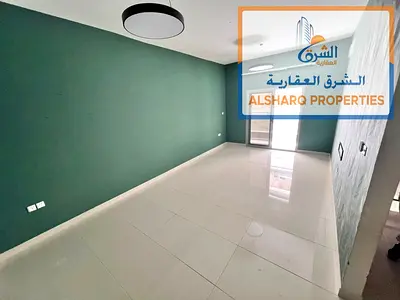 إطلالة مفتوحة مع صالة منفصلة وغرفتين ماستر و3 حمامات وخزائن بالحائط وتكييف مركزي | الجرف 3 قرب السوق الصيني ومخرج دبي والشارقة