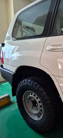 Set of 05 rims and tires. (Not to be sold separately)