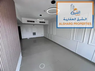 Second occupant. Spacious and professionally finished. Built-in wardrobes. Balcony with an open view. 3 bathrooms. Two master bedrooms. Parking within