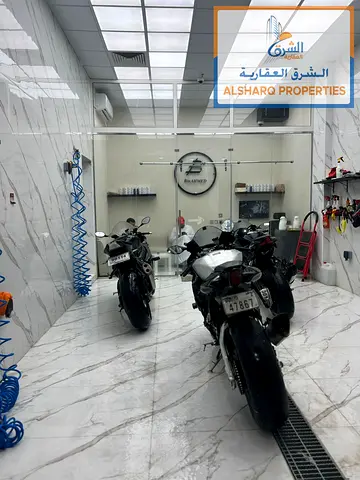 مغسلة سيارات للبيع  غسيل سيارات + بولش سيارات  عجمان  ، منطقة المويهات 3 الوصف محلين عدد 2 (مكتب وانتظار الزبون + استور ميزانين ),.  عدد العمال 4 ,  ع