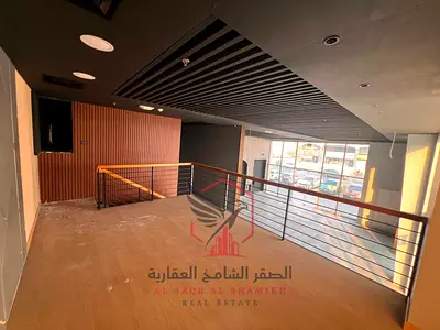 معرض فاخر للايجار في الصناعية 4 على الشارع الرئيسي مباشرة بمساحة 1551قدم مربع طابقين 2 حمام مع توفر باركنات مجانية