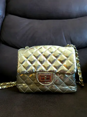 Small metallic quilted chain-strap shoulder bag (gold)